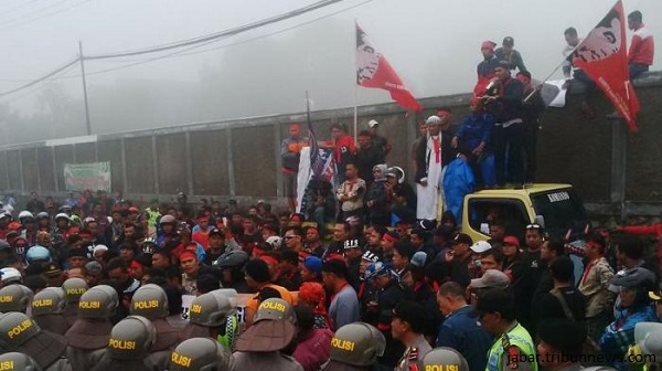 Pleno KPU  Diserbu Ratusan Timses Irvan Rivano